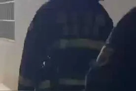 湖北宜昌：消防员执勤结束路过家门口，和队友看望父母图片