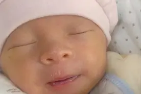 桂林市寻亲：初生男婴被救助，发现于纸箱内，裹白色斑点抱被图片