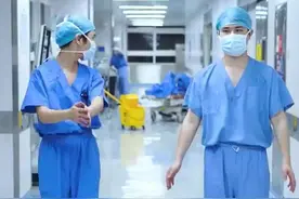 【练起来！#三甲医院医生教你3分钟颈椎操#】每天早晚三分钟，跟着节奏练，缓解肩颈酸痛。简单有效，适合久坐、低头玩手机人群，快来试试吧↓↓（来源：人民网）#健身#视频封面