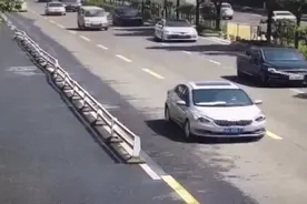 小车右转没观察后方情况，结果两辆电动车全摔了图片