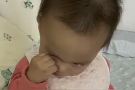 小宝贝装哭，结果爸妈都不理她，哭着哭着自己擦眼泪🥲视频封面