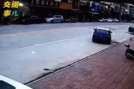 掉头要选择安全的位置正确的时机，随心所欲不观察只会害人害己！#看动图得警示#图片