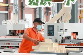 【#百姓看联播# | 邯郸广平：物理压密技术助力“木生金”】压缩饼干、压缩毛巾，你听说过压缩木头吗？咱河北广平县一家企业，利用在全国首创的物理压缩技术，专门生产压密木。
啥是压密木？就是把松木、杨木等质地疏松、密度低的木材，通过设置特定参数，采用高温高压的方法 改良提升木材性质，6至10秒钟，就能让软木变硬木。视频封面
