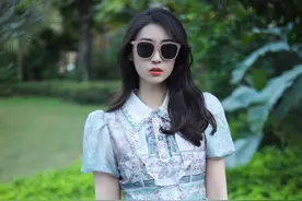喜欢浪漫与华丽的宝子们一定不要错过这一期的时尚讲解视频分享，古典又优雅的宫廷风穿搭，原创的印花、精细工艺，一起来get吧~
#春田花花漫游记##我的vlog生活##谭乔尹Emma##谭乔尹#视频封面
