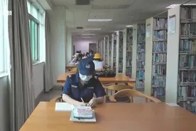 【#35岁女保安考上哈工大硕士#】王大坤今年35岁视频封面