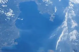 #航天员在空间站拍到黄河入海流#【#太空视角看黄河入海流#】这是航天员蔡旭哲在中国空间站拍摄的华北地区，可以看到黄河入海！网友：想起了“白日依山尽，黄河入海流。欲穷千里目，更上一层楼。”@我们的太空视频封面
