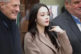 #迪丽热巴好冷啊# 
迪丽热巴上海活动路透小合集
#迪丽热巴生图#好好看 
#迪丽热巴驼色大衣造型# （视频cr：net）视频封面