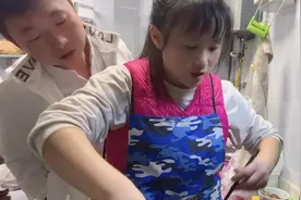 小蜜蜂要离开成都，连夜煮十几个菜像办席一样，总感觉还不够视频封面
