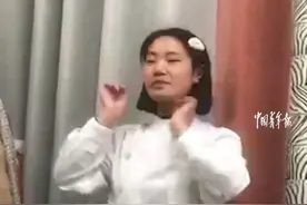 【#00后护士在家拿姐夫当患者练输液#】#原来医院护士练习输液这么不容易#近日，在四川巴中，00后护士妹妹在家练习输液，姐夫充当“患者”一脸无助，“1床李华123456”，姐姐一旁全程憋笑……当护士不容易，平时输液看着几个动作，原来有这么多专业知识和内心活动……（中国青年报）视频封面