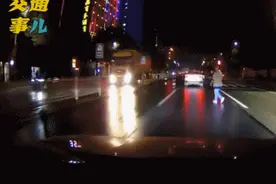 别把马路当成自家后院，任性横穿害人害己图片