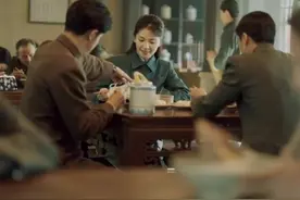 生产一双透气保暖贴身的袜子不容易，而且还能出口，东北代表被说服，支持上海不迁厂。浙江卫视《破晓东方》每天19:30正在热播 #浙江卫视破晓东方# 
领衔主演：@张嘉益工作室 @刘涛 @演员李泽锋 @乔振宇  
特别出演：@冯绍峰 @颖儿Yinger @童蕾 @左小青  
友情出演：@演员陈逸恒 @曹磊 @王劲松视频封面