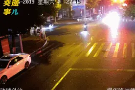 开车门之前要观察，小动作里暗藏大“杀机”。#看动图得警示#图片