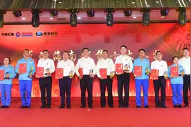 中石油海南销售有限公司举行“感动海南销售十大人物”表彰大会图片