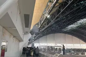 秦兵马俑吹上现代空调图片