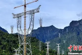 四川二郎山：高194.8米的输电铁塔组立完成图片