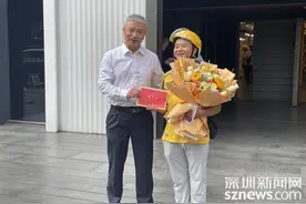 外卖小哥暴雨中守护道路安全 为深圳“小个专”党组织“点赞”图片