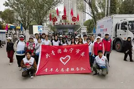 团市委组织青年志愿者开展旅游旺季志愿服务保障活动图片
