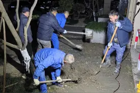 水管突然爆裂，他们联动迅速处理！图片