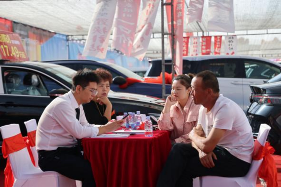 金秋双节喜相逢！第十三师火箭农场以“文旅+商贸”融合盛宴绘就新时代奋进画卷
