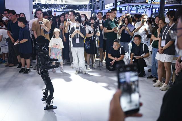 新华走笔丨程思琪：世界人工智能大会被机器人“占领”了