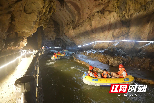 国庆探秘郴州北湖万华岩景区：地下溶洞享清凉 奇景漂流受青睐