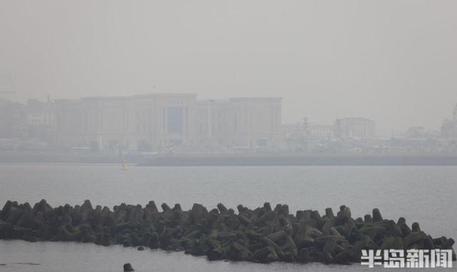 沿海再起雾气，景致若隐若现