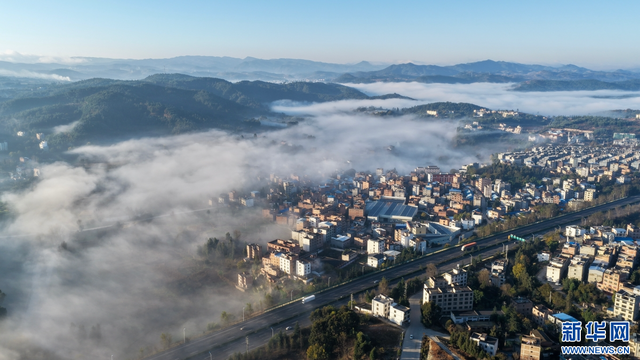 云南曲靖：雾漫城乡 云绕山峦