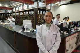 “甲亢哥”中医馆奇遇刷屏，对话爆火的英语翻译女医师→图片