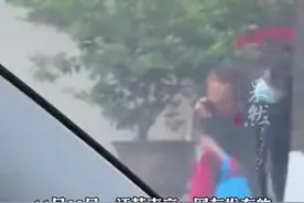民政局回应年迈母亲背儿子艰难行走: 已找到他们，男子患有小儿麻痹症图片