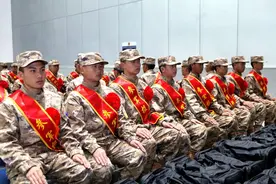 热血新兵奔赴军旅新征程 曲靖火车站里送新兵！图片