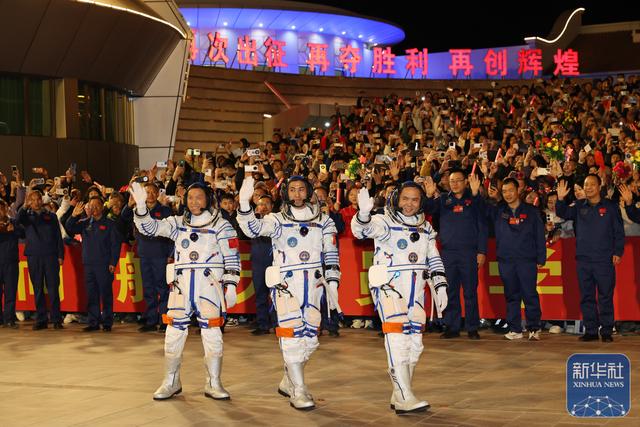 神舟二十一号航天员乘组出征仪式在酒泉卫星发射中心举行