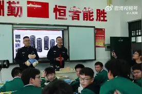 少年救人获赠警察小熊向同学“炫耀”，秒变显眼包图片