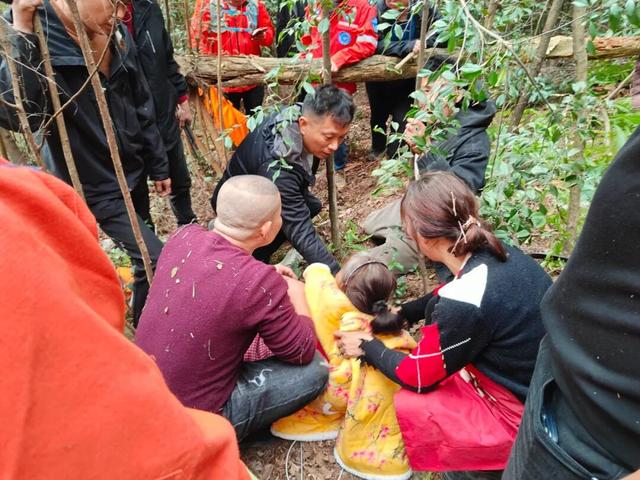 浙江男子沿西湖打卡“爱心路线”，被野猪夹卡在半道，网友：连野猪夹都是爱心型……