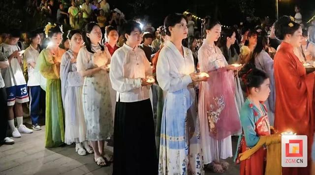 全球首批智能仿真恐龙首发 “双节”来自贡解锁“侏罗纪”奇遇