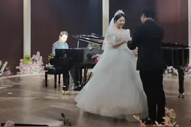 郎朗闪现成都新人婚礼现场演奏：喜欢成都的活力与创新图片