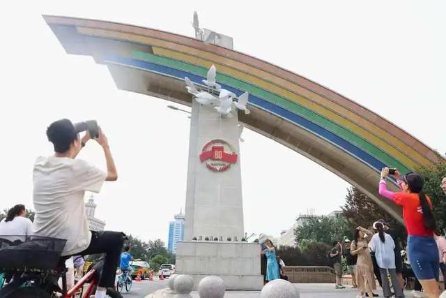 天安门广场核心区布置已基本就绪，广场上新增临时观礼台