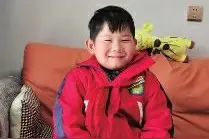 父母不在家 商南7岁男孩独自接待外公走红网络图片