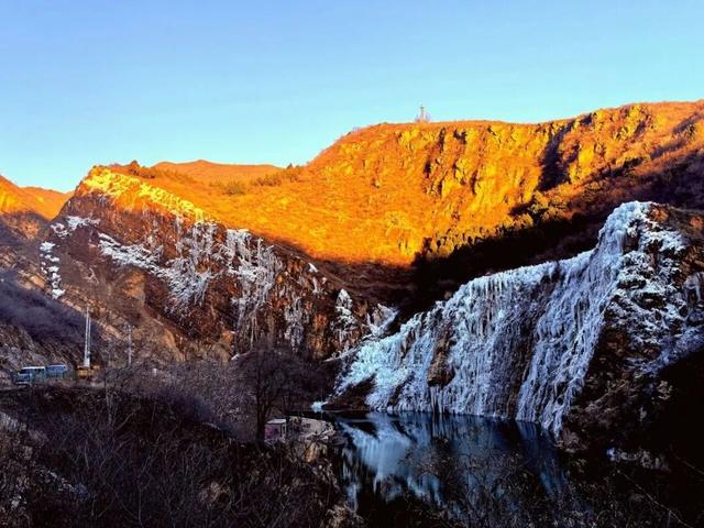 出片率100%！北京震撼冰瀑奇观上线，游客慕“冰”而来