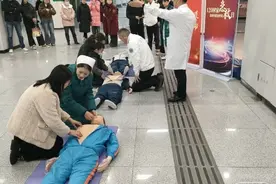 合肥轨道地铁站内科普急救知识 乘客现场学习心肺复苏图片