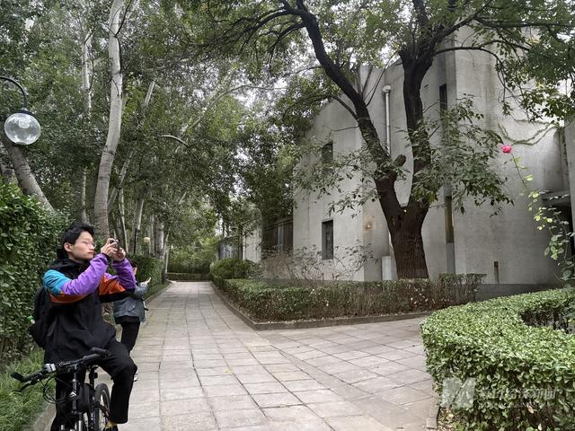 现场｜“他是我们中国人的榜样”  从清华园到四古巷，各界共缅杨振宁