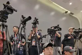 中国国家足球队15日迎战印度尼西亚队，数百名记者云集青岛图片