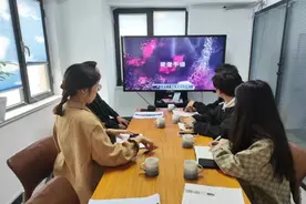 山东商务职业学院开展帮助听障人士志愿服务活动图片