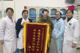 点赞！孕期相伴服务暖心 产妇感恩送锦旗图片