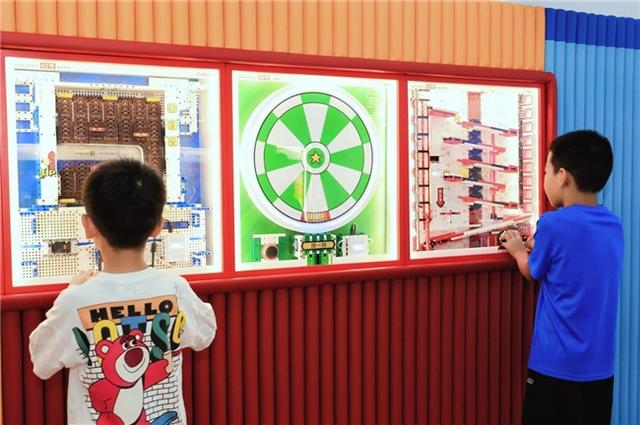 AI启蒙走进了火锅店，猿编程与海底捞携手打造儿童乐园