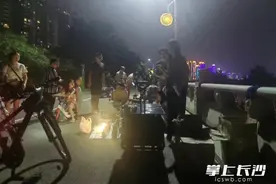 “大学生暑假新姿势” | 摆地摊创新售卖方式，买杯子送猫条图片