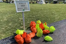 世博文化公园禁用风绳和地钉后，有人选择离开，有人想出了对策！公园草坪已鲜见天幕，但争议仍存在图片