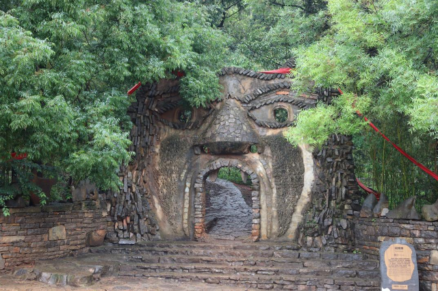 昆明石林：600年古彝寨用老规矩“绣”出文明新图景
