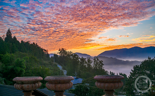 晨雾缭绕间，日出点亮山村