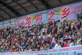 百龙出征！59岁阿姨击鼓，6岁小孩哥船头喊口号，道州龙船赛高燃开场图片