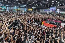 从1.8万到1000万辆，中国新能源汽车产量十年狂飙｜热财经图片